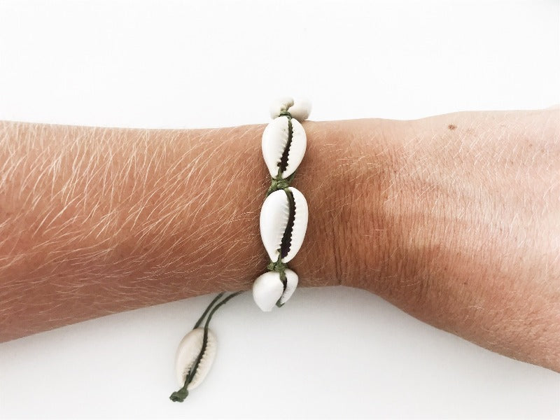 bracelet avec coquillages  kaki 