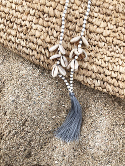Collier long coquillages gris