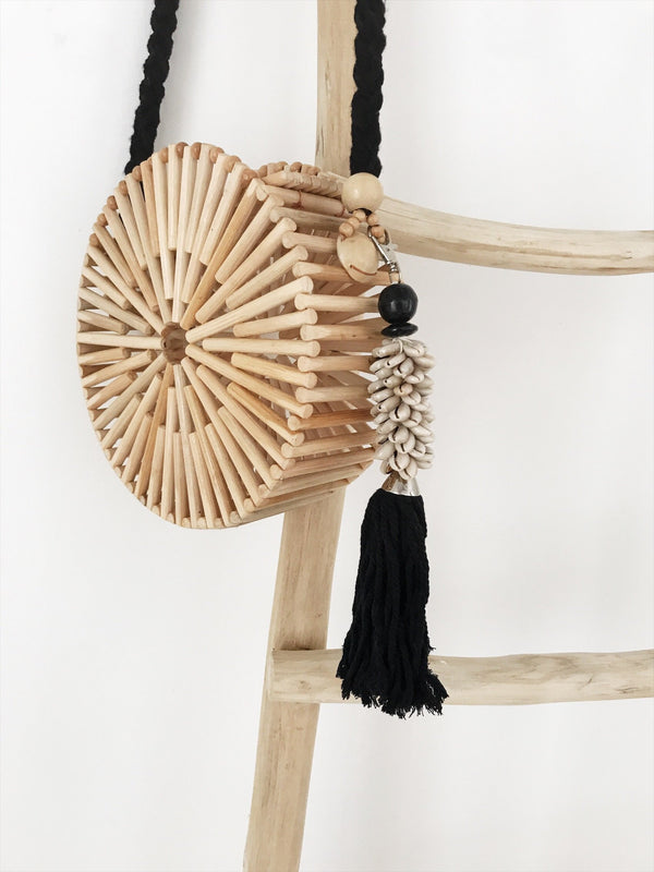 porte clés coquillages et pompons noir